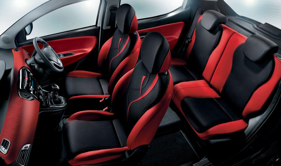  Chrysler Ypsilon Black & Red 2012 года  (фото 2 из 2)